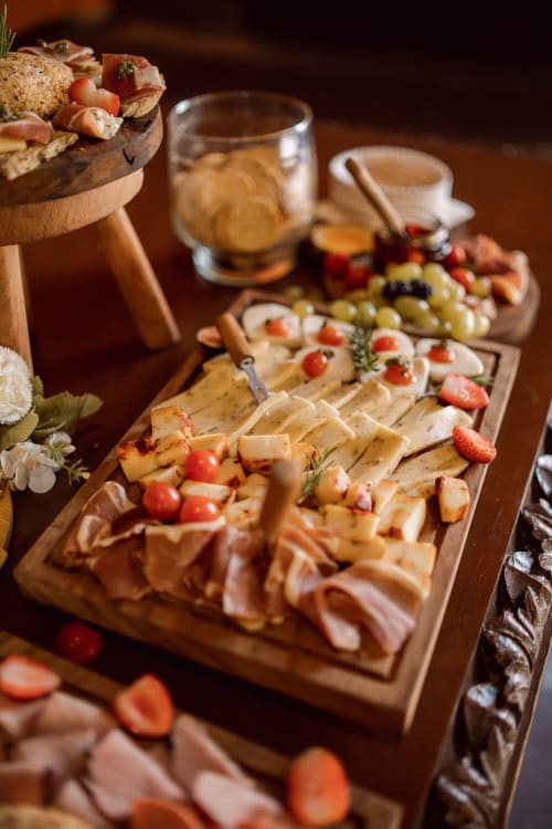 Raffinato assortimento di salumi e formaggi con bevande presso l'hotel VERDI SRL a Jesolo, Italia