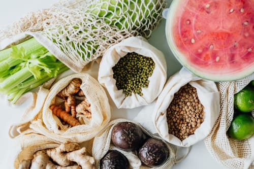 Prodotti freschi e ingredienti all'Hotel Verdi Jesolo: anguria, zenzero, legumi, sedano, lime in sacchetti riutilizzabili