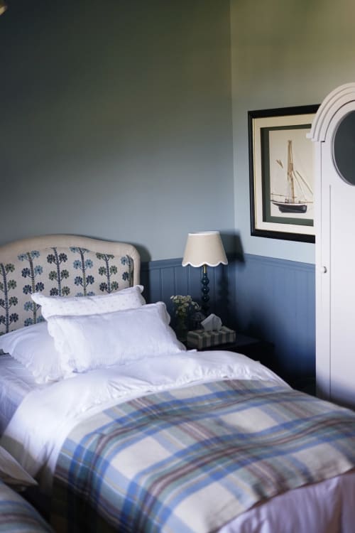 Chambre douillette à La Roquerie avec décor marin, literie à carreaux et toile de voilier