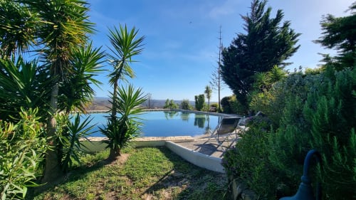 Piscina de água salgada com vistas panorâmicas das montanhas no hotel rural SELÃO DA EIRA no Alentejo, Portugal