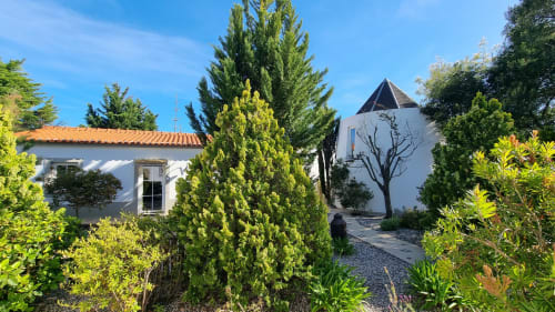 Casa Peixe no SELÃO DA EIRA, hotel rural no Alentejo, Portugal: edifício branco, torre, jardins exuberantes e vista para a piscina