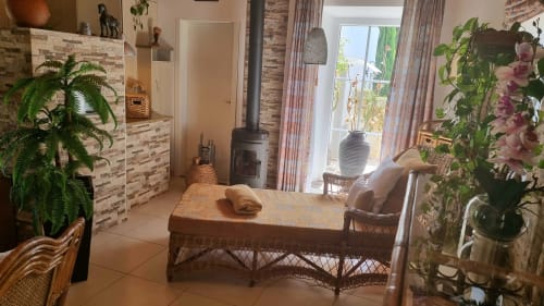 Aconchegante quarto rural em SELÃO DA EIRA com móveis de vime, plantas em vasos, aquecedor a lenha e vista para o jardim em São Teotónio, Portugal