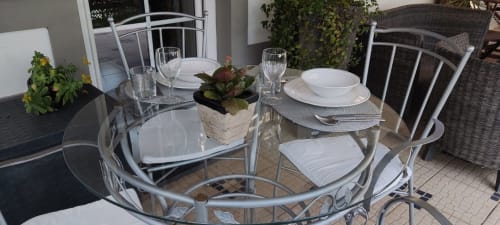 Mesa de refeição ao ar livre preparada para dois no hotel rural SELÃO DA EIRA no Alentejo, Portugal, com plantas e vistas da serra