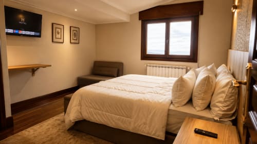 Luminosa habitación de hotel con vistas al mar en Matzuri Agroturismo en Mutriku, con cama de matrimonio, TV y comodidades modernas