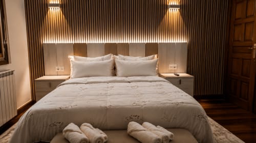 Habitación de lujo en el hotel Matzuri de Mutriku con iluminación moderna, vistas al mar y comodidades acogedoras