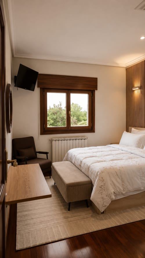 Habitación moderna del hotel Matzuri Nekazalturismoa en Mutriku con vistas al mar, TV de pantalla plana y detalles de madera