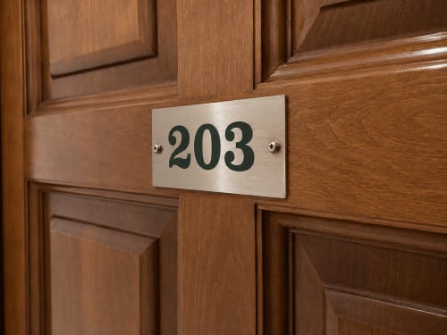 Placa con número 203 en puerta de madera de habitación en Matzuri Nekazalturismoa, Mutriku España