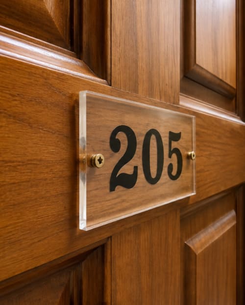 Letrero de puerta de madera de la habitación 205 en el hotel Matzuri Nekazalturismoa de Mutriku, España
