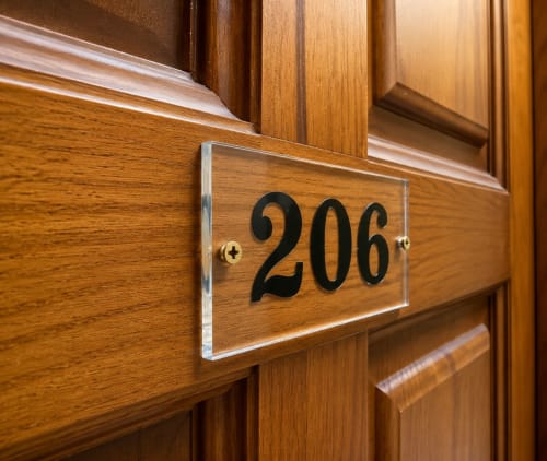 Placa de puerta de madera de la Habitación 206 en el hotel de agroturismo Matzuri Nekazalturismoa en Mutriku, España