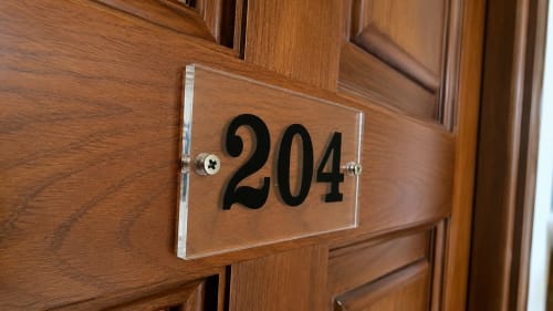 Placa con número de habitación 204 en puerta de madera de hotel en MATZURI NEKAZALTURISMOA, Mutriku, España