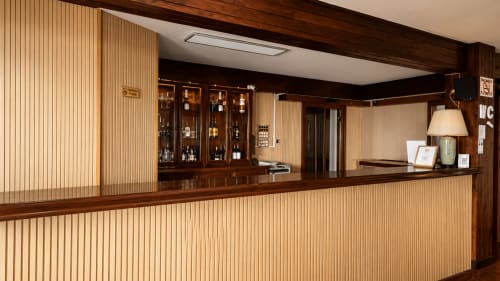 Recepción de hotel con acabados de madera y vitrinas en Matzuri Nekazalturismoa Agroturismo en Mutriku, España