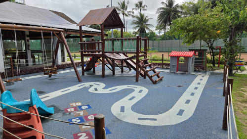 Playground colorido com caminho sinuoso, escorregador e estrutura de escalada em madeira no hotel boutique Labedi Apartamentos em Porto de