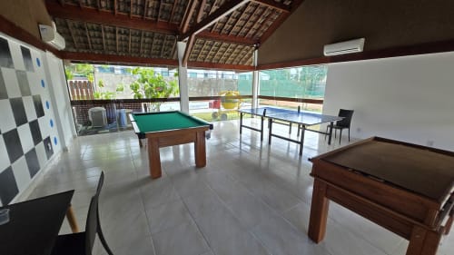 Sala de recreação no Labedi Apartamentos com sinuca, ping-pong e área de jogos em Porto de Galinhas