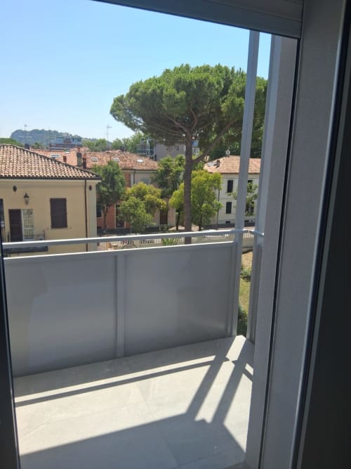 Vista dal balcone sullo skyline di Pesaro con tetti in cotto e l'architettura italiana delle Holiday Suites