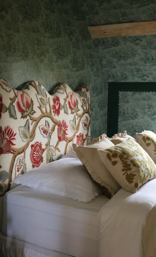 Chambre élégante avec tête de lit fleurie rouge et coussins à motifs à La Roquerie, Bonneville-la-Louvet