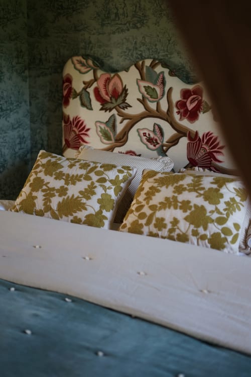 Oreillers à motifs floraux et tête de lit assortie dans la Chambre de la Piscine de la Ferme de la Roquerie à Bonneville-la-Louvet