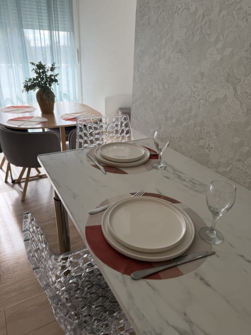 Espace repas contemporain chez Appart'NoOm avec table en marbre, couverts élégants et chaises design
