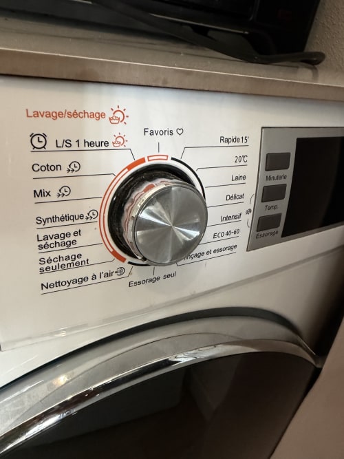 Panneau de commande du lave-linge à l'appartement Appart'NoOm avec cycles de lavage et réglages de température