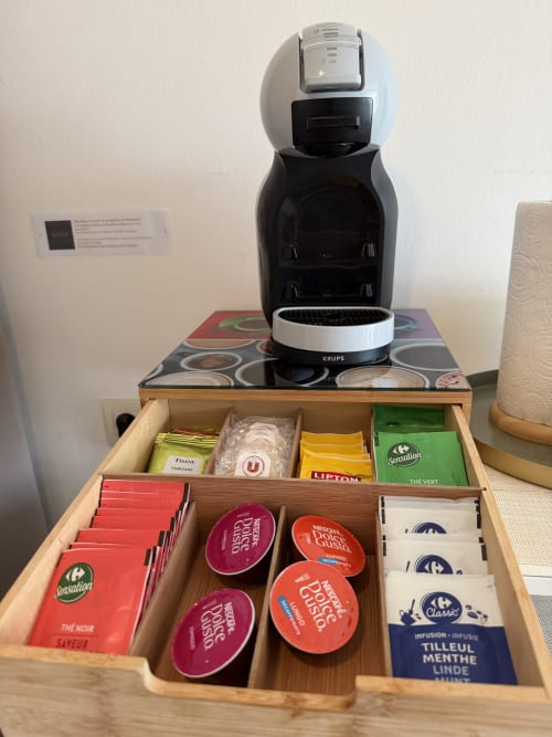 Cafetière avec organisateur de capsules de thé et café à Appart'NoOm, appartement français avec vue sur piscine