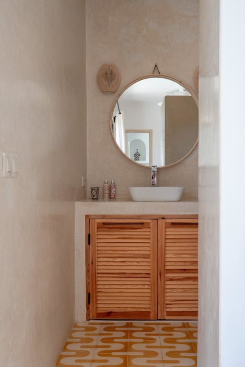 Vasque de salle de bains moderne au Domaine Belhazar à Essaouira avec miroir rond et meuble en bois