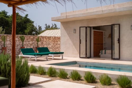 Pavillon Belhazar au Domaine Belhazar à Essaouira - terrasse privée avec chaises longues, piscine plunge et villa moderne