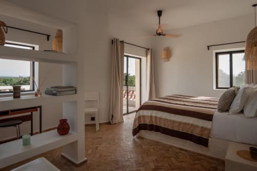 Chambre spacieuse au Domaine Belhazar à Essaouira avec accès à la terrasse, bureau de travail et literie rayée