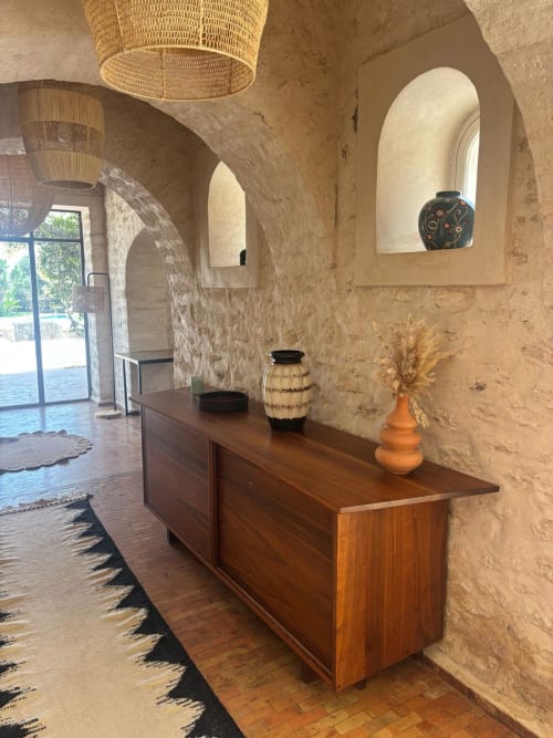Voûte en pierre rustique avec console en bois exposant de la céramique au Domaine Belhazar, Essaouira