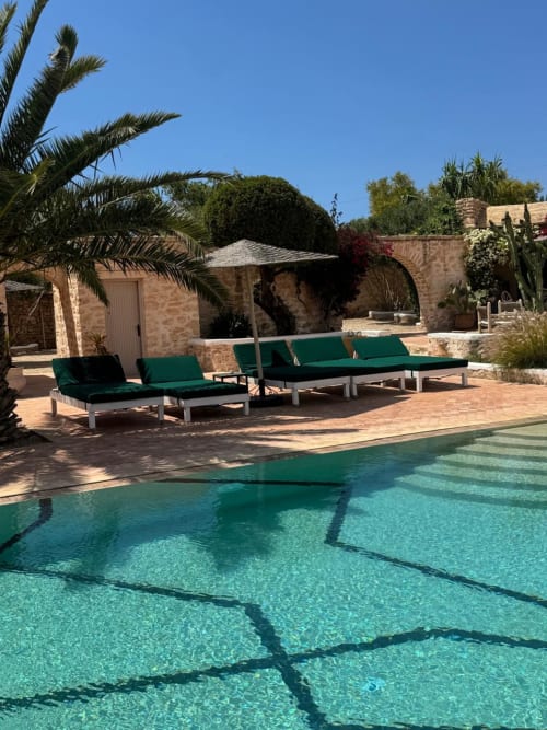 Piscine turquoise avec transats et parasol au gîte Domaine Belhazar, Essaouira Maroc