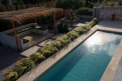 Élégante piscine du Domaine Belhazar à Essaouira avec espace détente, herbes ornementales et détails en pierre