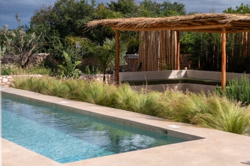 Piscine du Domaine Belhazar avec pergola ornementale, coin détente et jardins paysagers à Essaouira, Maroc