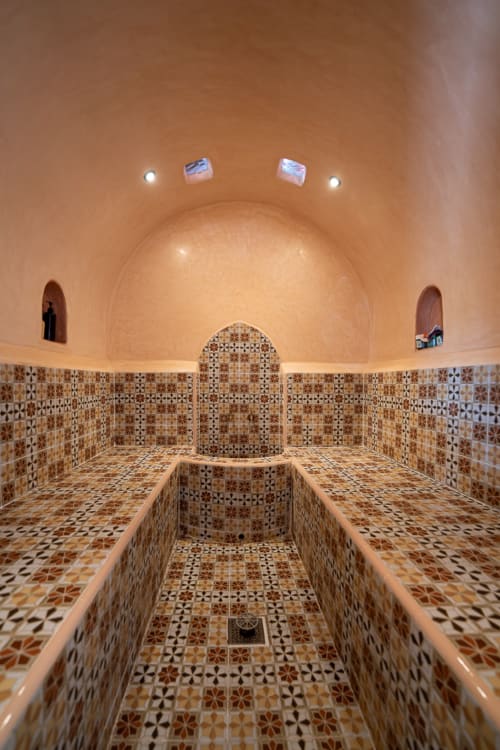Hammam traditionnel marocain du Domaine Belhazar à Essaouira, avec zellige orné et voûtes en pierre