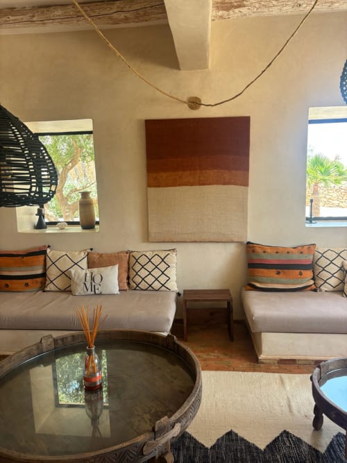 Salon confortable au Domaine Belhazar à Essaouira avec sièges aux tons terreux, coussins décorératifs et décoration marocaine