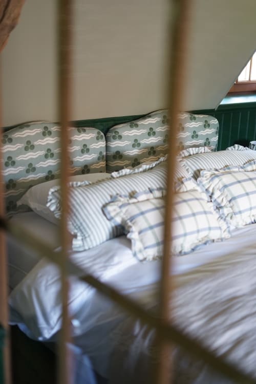Chambre douillette avec tête de lit motif et coussins rayés à La Roquerie Farmhouse, The Meadow Room, Bonneville-la-Louvet
