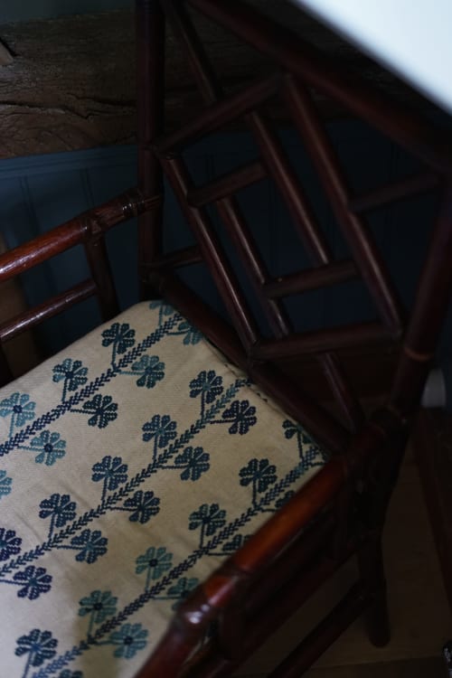 Chaise en bois foncé aux brocheries bleu et crème à La Roquerie, maison de charme à Bonneville-la-Louvet