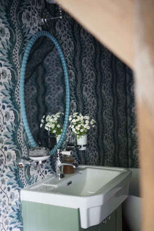 Luxueux lavabo de salle de bain avec miroir ovale et marguerites blanches à la Ferme de la Roquerie, Bonneville-la-Louvet