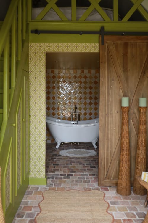 Salle de bains luxueuse à la Ferme La Roquerie avec baignoire îlot, carrelage décoratif et touches vert anis à The Orchard
