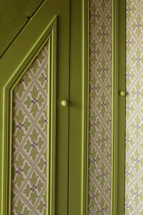 Portes à panneaux vert olive avec détails de papier peint floral mauve orné à La Roquerie Farmhouse