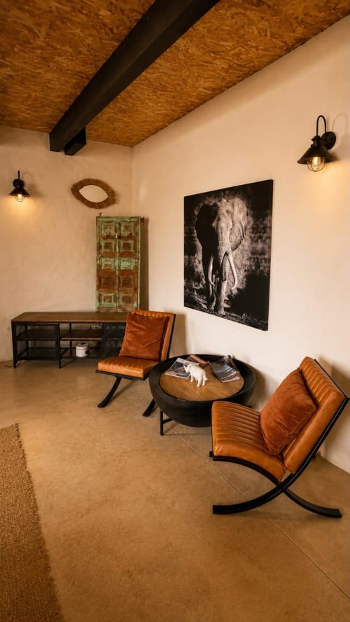 Modern lounge at Finca Almenara De Copau hotel in Zaragoza with cognac leather chairs, black accents, and black and white