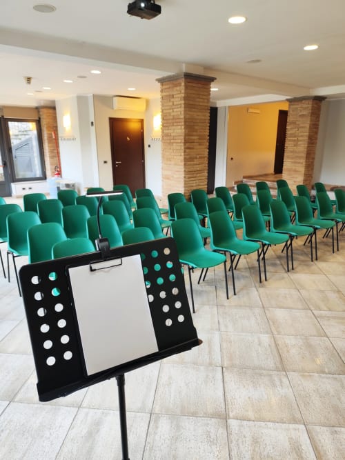 Sala conferenze del Green Hotel Poggio Regillo con sedie turchesi e lavagna per presentazioni a Frascati