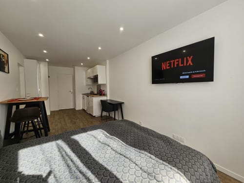 Studio Mirabeau aux Lodges de Barbieux à Croix : lit, kitchenette, coin repas et TV murale