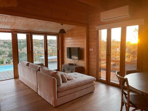 Espaçosa sala de estar em villa de madeira com vista para piscina em Corvatos Casas do Monte, Almodôvar, Portugal