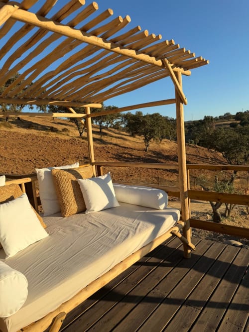 Cama com pérgula de madeira no terraço com vista para a paisagem rural de Almodôvar na villa Corvatos Casas do Monte