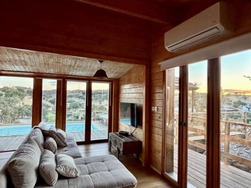 Interior moderno de villa de madeira com vista para a piscina em Corvatos Casas do Monte, Almodôvar, Portugal