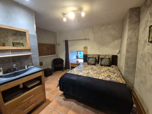 Spacieux studio à Aux Pays Des Sucs avec lit, kitchenette, TV et décor rustique à Saint-Hostien