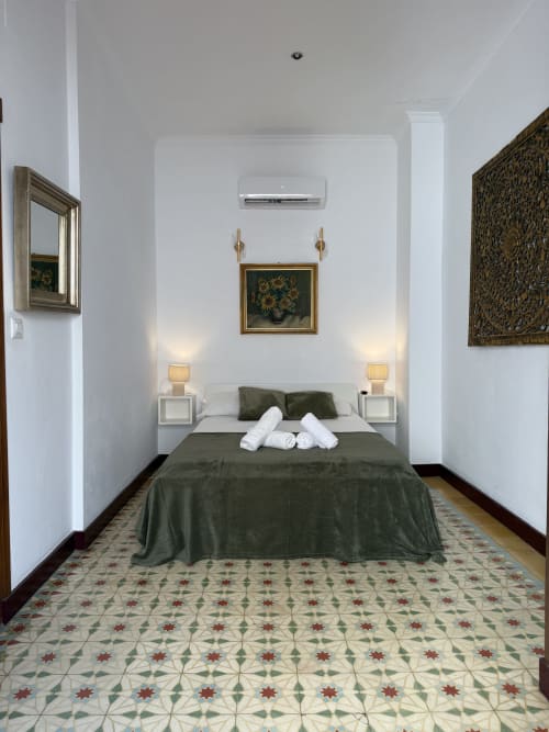 Elegante habitación doble en Hotelito Oliva Pensión en Oliva con ropa de cama verde oliva, mesillas gemelas, paredes decoradas y