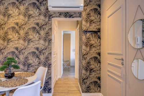 Moderner Apartmenthallway in Cannes mit botanischer Tapete, Holzböden und zeitgenössischer Dekoration