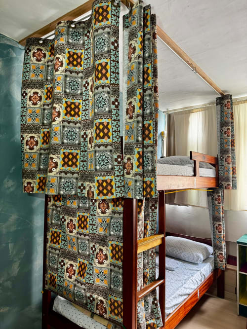 Beliche colorido com padrão decorativo e cortinas na acomodação feminina do Hostel New Ipanema, Rio de Janeiro