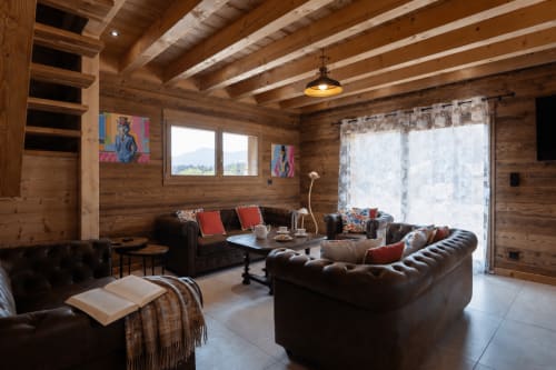 Spacieux séjour de chalet en bois avec mobilier en cuir, vue sur les montagnes et équipements modernes à Gérardmer