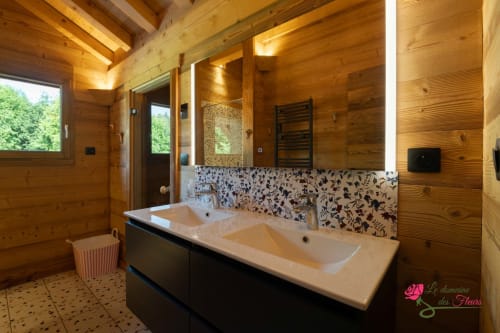 Spacieuse salle de bain en bois du chalet Le Cœur de Marie au Domaine des Fleurs à Gérardmer, avec double vasque et vue sur les montagnes