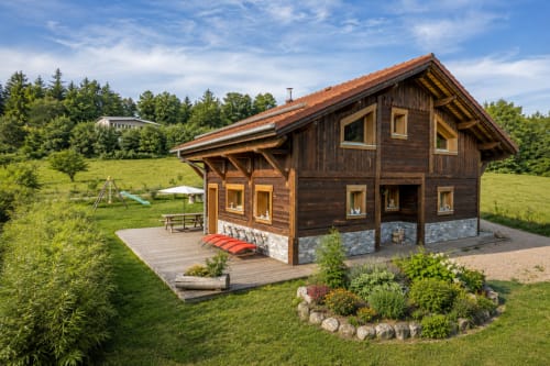 Chalet bois moderne La Reine des Prés au Domaine des Fleurs, Gérardmer, niché dans les montagnes vertes avec terrasse et jardin
